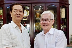 市国会代表团长探望原党政领导