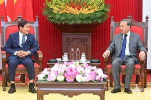 苏林总书记会见韩国总统特使朴昌达。