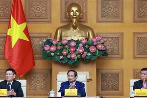 越南政府总理范明政主持召开与日本企业代表举行座谈会。