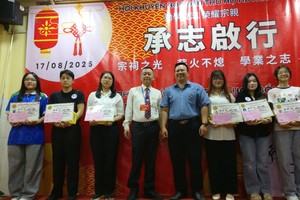 理事长黄锦雄（左四）与地方政府代表向大学生颁奖后合照。