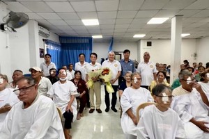 培德精舍会长庄瑞雄与护法理事会代表和部分术后白内障病人合摄。