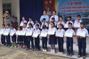 庆和省油溪乡庆和小学20名家境贫困难学生获颁发“龙生-好学”奖学金。