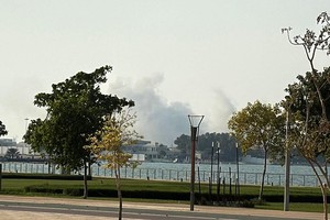 当地时间9月9日，卡塔尔首都多哈北部的卡塔拉地区发生爆炸事件，以色列国防军和以色列国家安全总局(辛贝特)承认对多哈袭击事件负责。图为现场烟雾升腾。