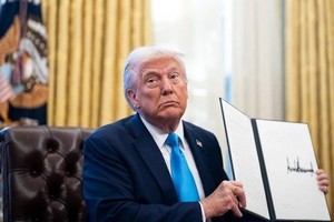 美国总统特朗普9月25日签署行政令时说，科技投资者戴尔和媒体大亨默多克以及“大概四五名绝对世界级的投资者”，将参与收购TikTok计划。（图源：互联网）