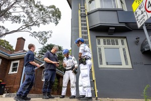 澳洲警察在悉尼克罗伊顿公园枪击案现场进行调查。（图：欧新社）