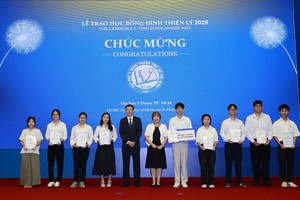 学生们正接受奖学金。