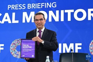 10月15日，在美国华盛顿，国际货币基金组织财政事务部主任维托尔·加斯帕尔在《财政监测报告》新闻发布会上展示报告。（图：新华社)