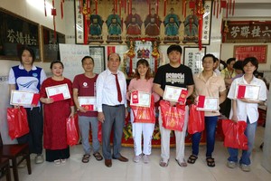 理事长方南（中）向大学生们颁奖合照。