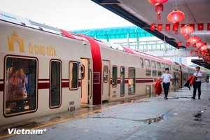 河内五城门文化遗产列车（The Hanoi Train）正在吸引众多游客前来体验。（图：越通社）