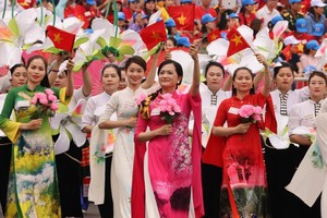 新时代的越南妇女自信地展现自我。（图：越通社）