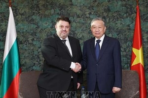 党中央总书记苏林在首都索非亚会见保加利亚社会党主席阿塔纳斯·扎菲罗夫。(图:越通社)