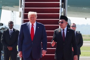 马来西亚总理安瓦尔在吉隆坡国际机场迎接美国总统特朗普。