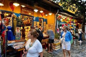 会安古镇多条街区重新开门迎客，吸引游客参观购物。（图：越通社）