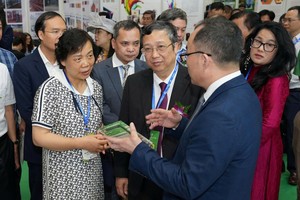 国内外化工业者在展览上交流产销资讯。