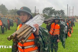 顺化市军事指挥部第6团部队严阵以待应对13号台风。（图：越通社）