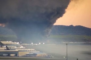 11月4日，肯塔基州路易斯维尔机场发生事故，浓烟滚滚。（图：互联网）