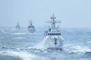 11月20日，越中联合巡逻舰艇开展编队运动演练。（图：新华社）