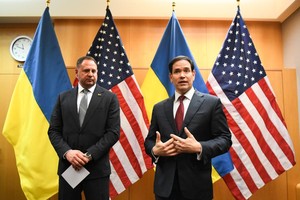 11月23日，在瑞士日内瓦美国常驻联合国日内瓦办事处代表团驻地，美国国务卿鲁比奥（右）在记者会上发言。（图：新华社）