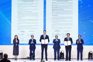 在政府总理范明政和副总理裴青山的见证下，胡志明市人委会与世界经济论坛发表关于推动越南智能制造与负责任工业转型的联合声明。（图：日盛）