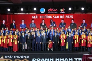 荣获红星将的代表和企业家合影。图自越通社