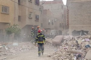 12月10日，在摩洛哥非斯市，当地安全和民防部门人员在事故现场开展搜救工作。（图：新华社）