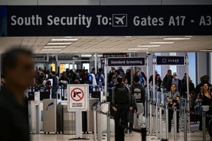 美国审查赴美外国游客5年社媒纪录的措施，将扩大至42个免签成员计划的公民。（图：法新社）