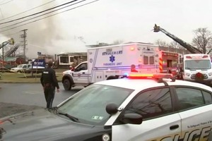 社交媒体上流传的视频画面显示，养老院燃起大火，升起浓烟，大批消防车和救护车赶到现场，消防车在灭火。（视频截图）