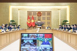 政府总理范明政1月7日主持召开视频会议，部署加快推进中部地区“光中战役”，要求以“神速”精神完成因台风、洪水受损民房的重建与修缮。（图：越通社）