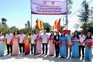 培德精舍会长庄瑞雄与地方政府代表为培德20号新桥落成剪彩。