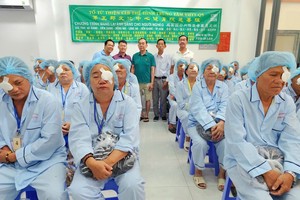 本市安东坊（原第五郡）文体中心健身院慈善组代表团与完成眼部手术人士合照。