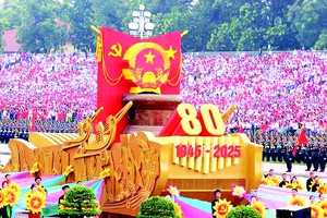 越南社会主义共和国国徽模型彩车领衔阅兵游行方阵。