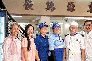 许进荣先生(右一)与东源鸡饭的主管成员、员工合照。