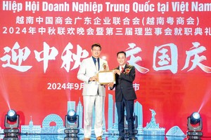 魏华祥总领事向曹高锋会长授牌。