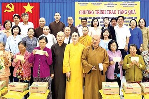 胡志明市华人佛教与政兴坊、富定坊和平东坊联坊佛教寺门，关怀永隆省荣金乡弱势社群。