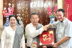 庆云南院住持周华邦迎接老挝建国阵线委员会党委书记、建国阵线委员会副主席宋柴‧雄冲腾率团来访。