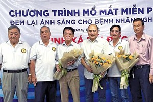 培德精舍会长庄瑞雄(右三)与常值副会长黄俊章(左三)、副会长张盛南(左五)摄于免费白内障手术仪式上。