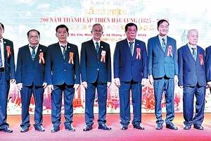 土龙木坊天后宫理事会同仁合影。