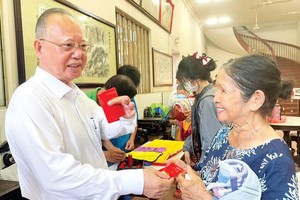 穗城会馆理事长卢耀南向善信派阿婆利是。