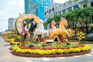 阮惠花街每年春节都装饰“生肖”吉祥物给游客拍照。