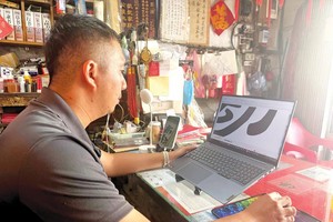 林宝山应用电脑逐字进行比例校正与线条修整。