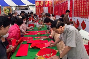 社会人士踊跃参加“慈善挥春”活动