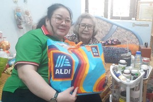 市华语成人教育中心主任钱美秀把新年礼物送至行动不便的长者房间。