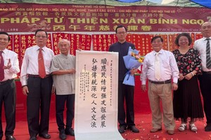 社会人士踊跃参加“慈善挥春”活动