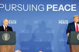 2025年8月15日，美国总统特朗普(右)与俄罗斯总统普京在美国阿拉斯加州安克雷奇市埃尔门多夫‧理查森联合军事基地举行会晤后共同出席联合记者会。