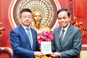 唐立总领事(左)与胡志明市市委书记陈留光会晤。