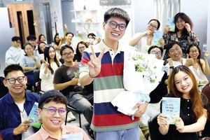 华青阮可愿发布处女作《我曾在那里》时，与多位文友合影。