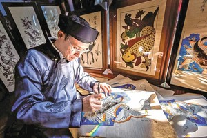 东湖民间画制作技艺获联合国教科文组织列入《亟需保护的非物质文化遗产名录》。