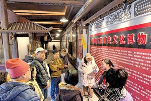 越南游客到中国重庆旅游观光。