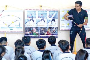 体育课堂上，林东旺指引学生打乒乓球。