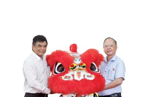 值国际堤岸杯–HTV龙狮赛举行，市龙狮协会主席卢耀南赠送南狮给市电视台纪念。